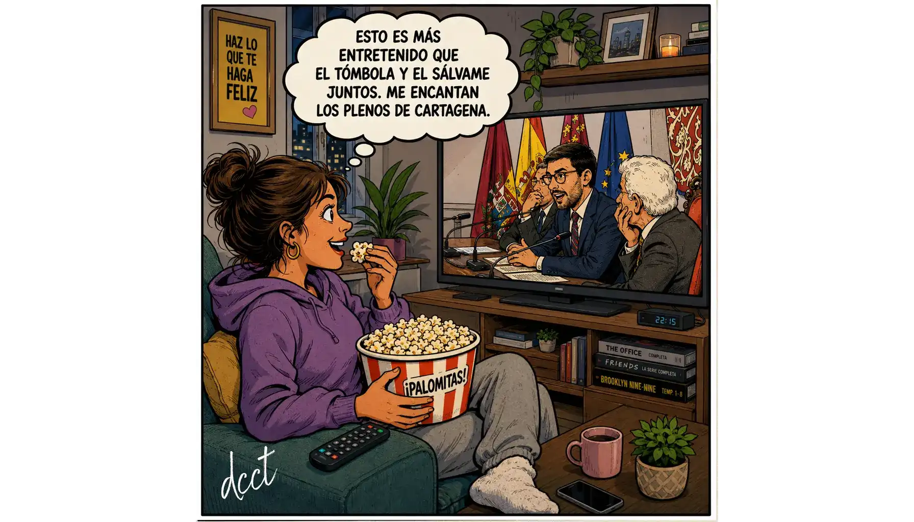 Ilustración estilo cómic de una mujer sentada en un sillón mientras come palomitas y observa en la televisión un pleno del Ayuntamiento de Cartagena. En un bocadillo de pensamiento dice: «Esto es más entretenido que el Tómbola y el Sálvame juntos. Me encantan los plenos de Cartagena». Ambiente doméstico con decoración moderna y pantalla mostrando una sesión plenaria.